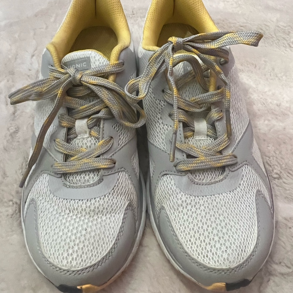 Vionic Women walking shoe Size 9